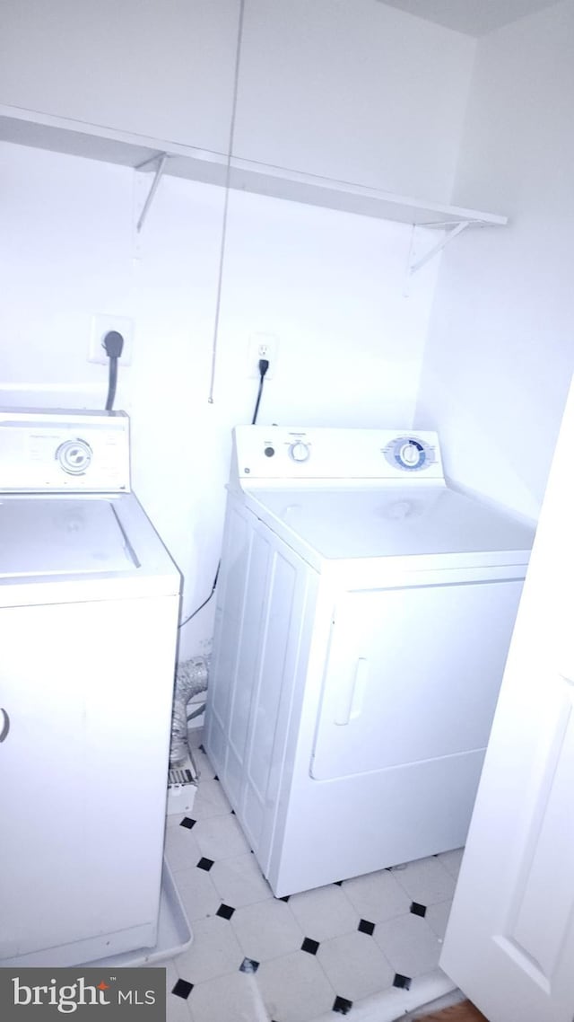 laundry room with laundry area and independent washer and dryer