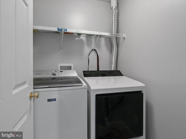 laundry area with laundry area and washing machine and clothes dryer