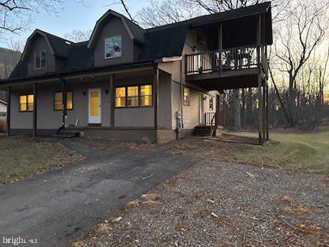 view of front of home with a gambrel roof