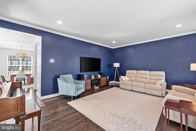 living area featuring a chandelier, recessed lighting, dark wood-style flooring, baseboards, and crown molding