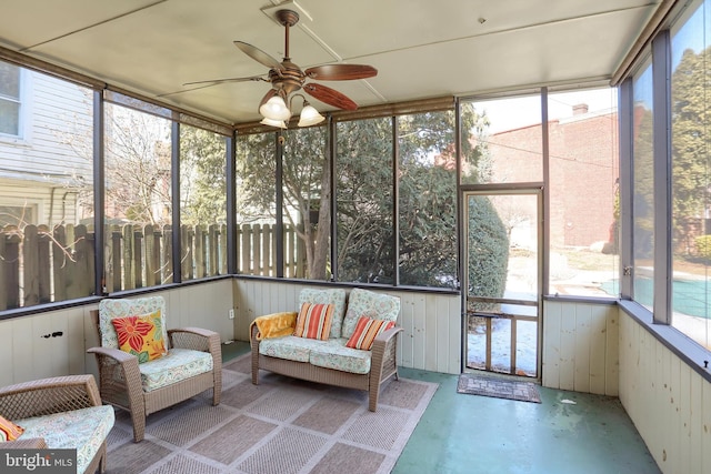 sunroom with ceiling fan