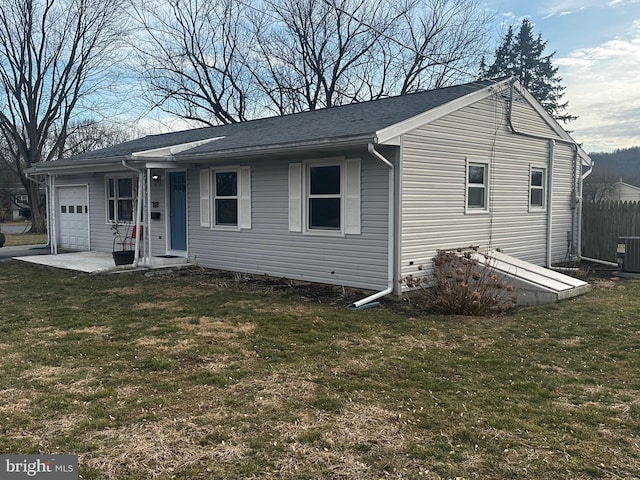 view of front of property featuring a front lawn and an attached garage