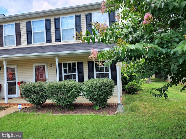 view of front of house featuring a front yard