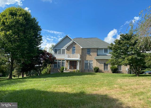 view of front of house with a front lawn