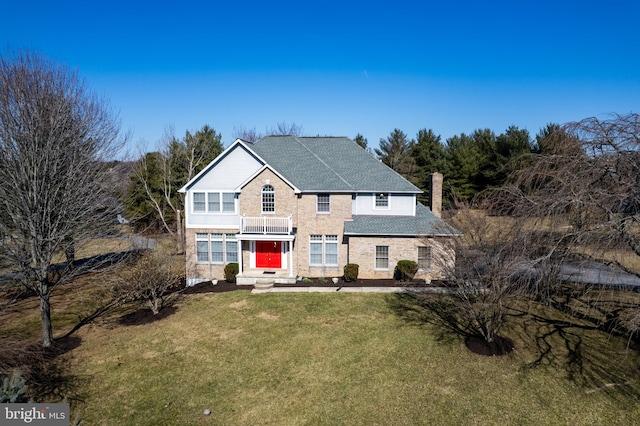 view of front of property featuring a front lawn