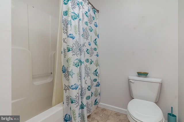 bathroom featuring tile patterned floors, toilet, shower / bath combo, and baseboards