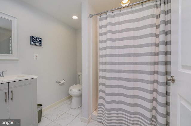 full bathroom with baseboards, toilet, a shower with shower curtain, recessed lighting, and vanity