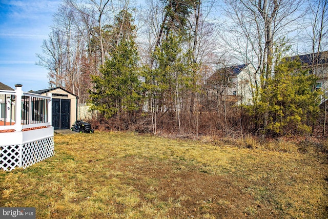 view of yard with an outdoor structure