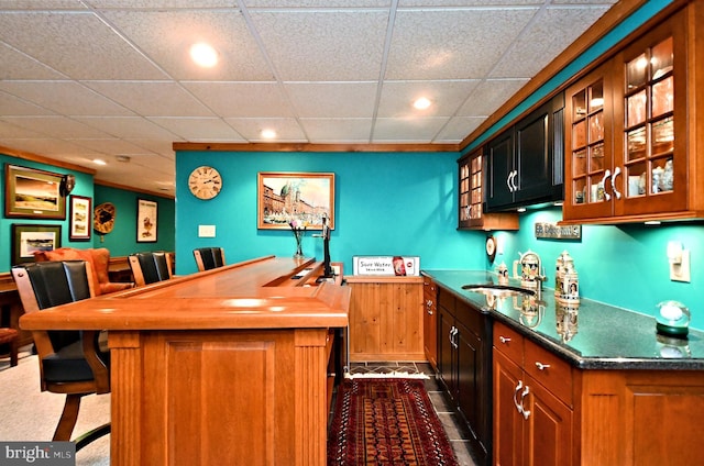 bar featuring wet bar, a drop ceiling, a sink, and recessed lighting