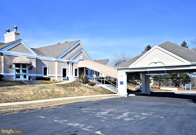 view of front of property featuring a shingled roof