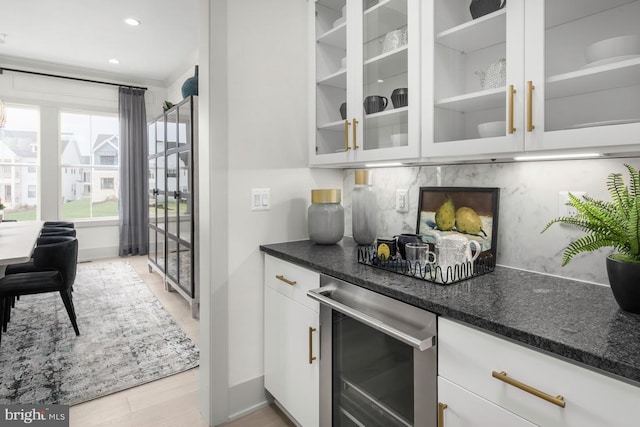 bar featuring wine cooler, recessed lighting, decorative backsplash, light wood-type flooring, and baseboards