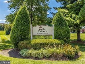 community / neighborhood sign featuring a yard