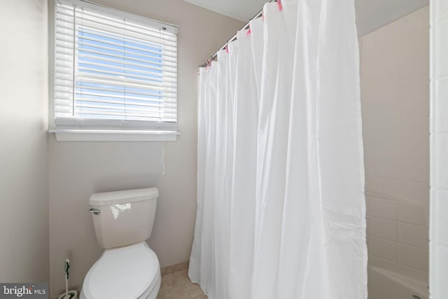 full bathroom with tile patterned flooring, baseboards, a shower with shower curtain, and toilet