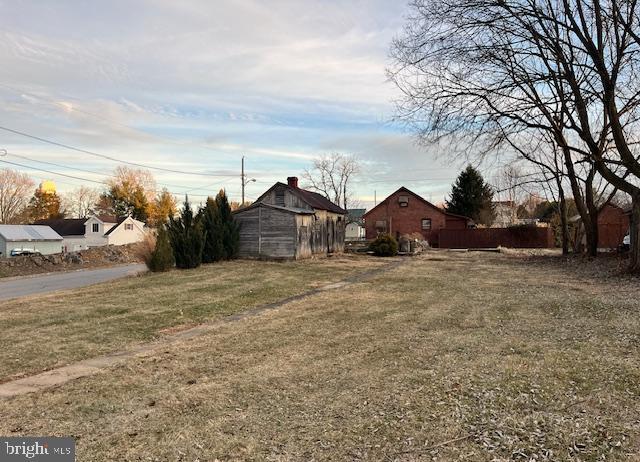 view of yard featuring a barn and an outdoor structure