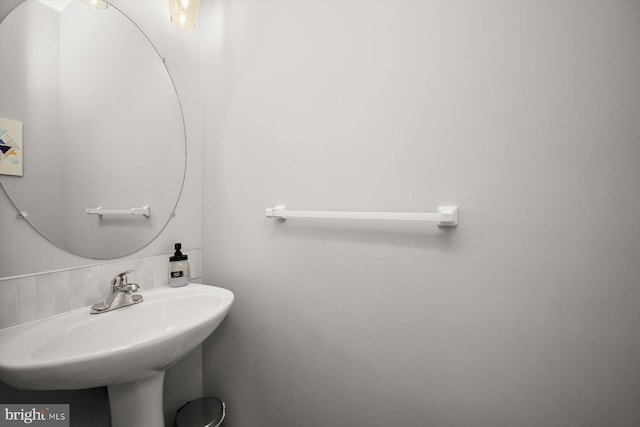 bathroom featuring a sink