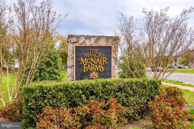 view of community / neighborhood sign