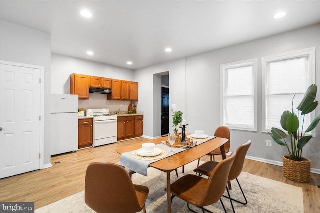 dining room featuring recessed lighting, baseboards, and light wood finished floors