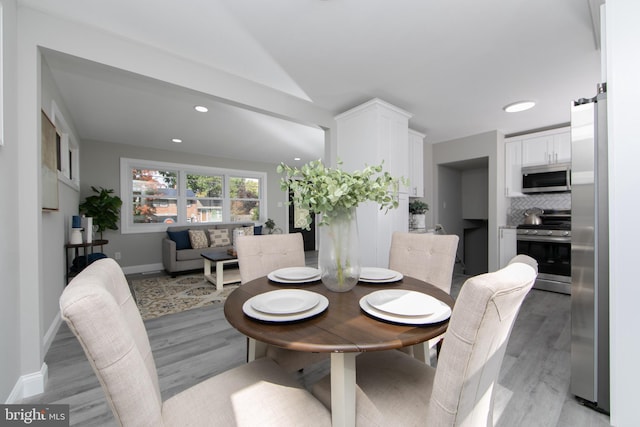 dining space featuring recessed lighting, light wood-style flooring, and baseboards