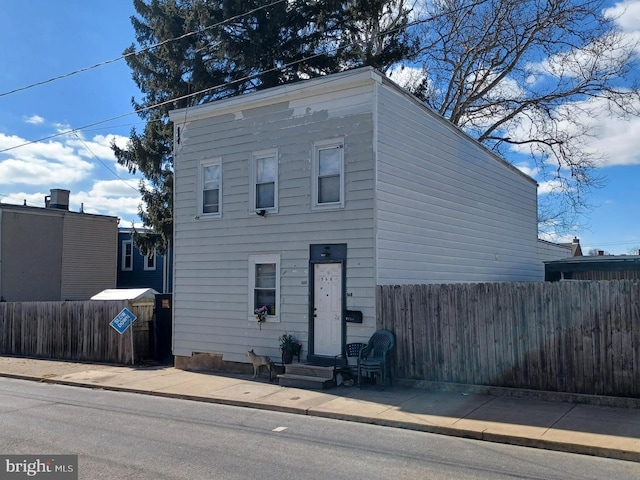 view of front facade with fence