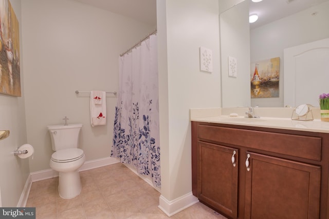 full bathroom featuring toilet, curtained shower, vanity, and baseboards