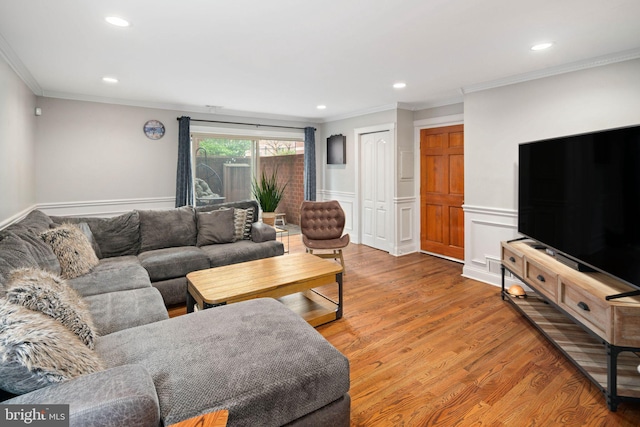 living room with ornamental molding, wainscoting, wood finished floors, and recessed lighting