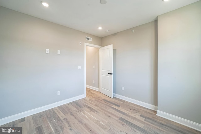 spare room with recessed lighting, visible vents, light wood-style flooring, and baseboards