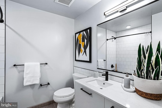 full bath featuring toilet, curtained shower, visible vents, and vanity