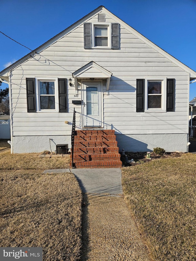 view of front facade featuring a front lawn