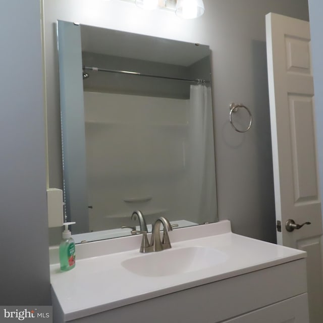 full bathroom featuring curtained shower and vanity