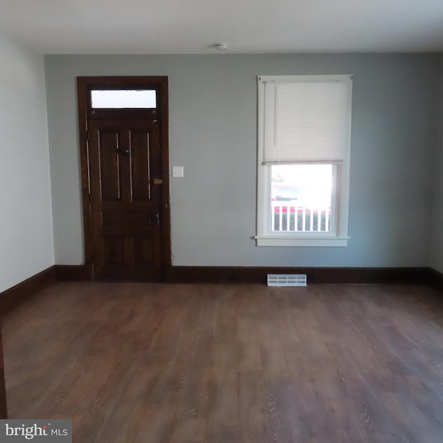 entryway featuring dark wood-style flooring, visible vents, and baseboards