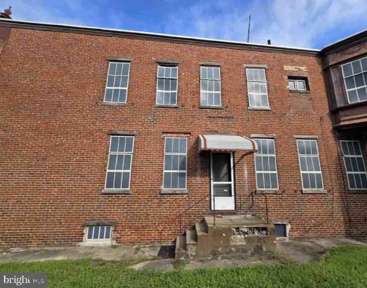 view of front of home featuring brick siding