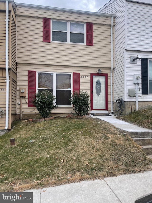 view of front of house with entry steps and a front yard