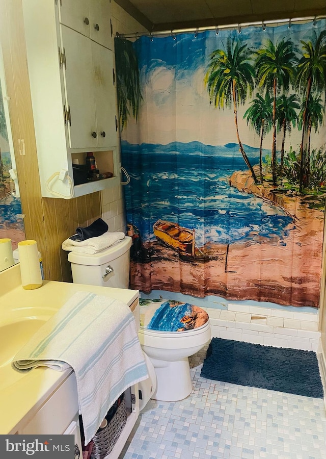 full bath featuring a shower with shower curtain, vanity, and toilet