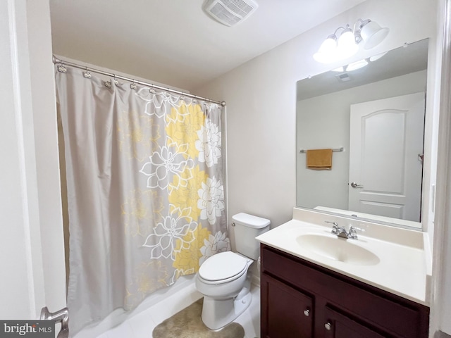 bathroom with toilet, vanity, visible vents, and shower / tub combo with curtain