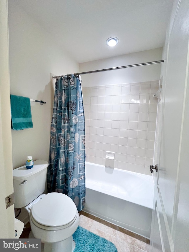 bathroom featuring shower / tub combo with curtain and toilet