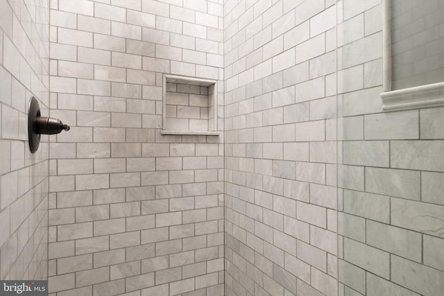 full bathroom featuring a tile shower