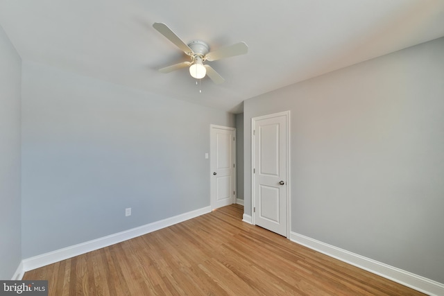 unfurnished bedroom featuring light wood-type flooring, baseboards, and a ceiling fan