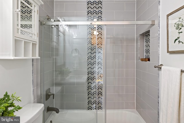 bathroom with toilet and tiled shower / bath