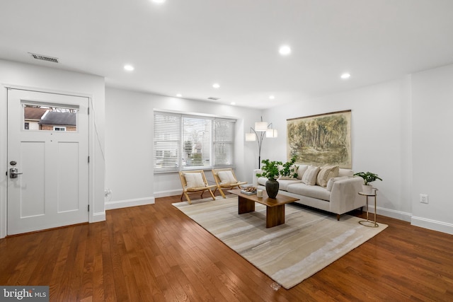 living area featuring visible vents, recessed lighting, baseboards, and hardwood / wood-style flooring