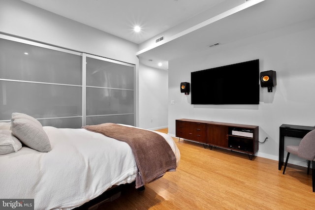 bedroom featuring light wood-type flooring, visible vents, baseboards, and recessed lighting