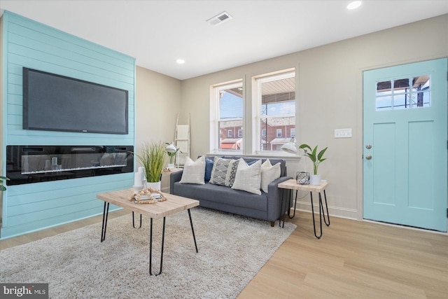 living area with visible vents, recessed lighting, baseboards, and wood finished floors