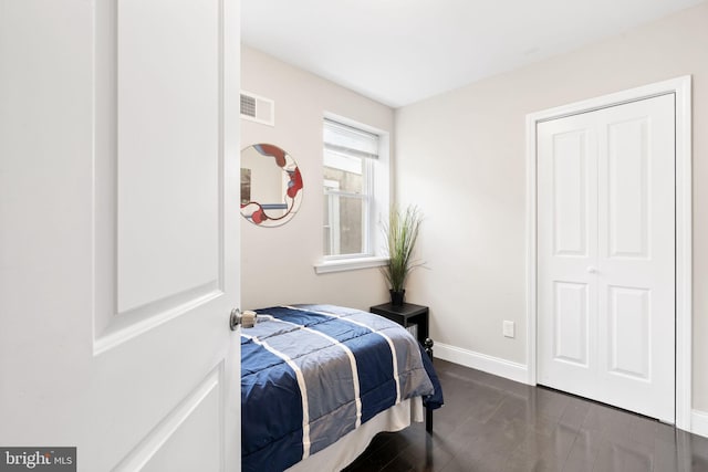 bedroom featuring dark wood-style floors, visible vents, and baseboards