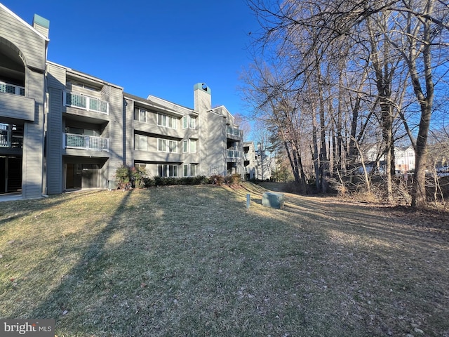 view of property's community featuring a yard