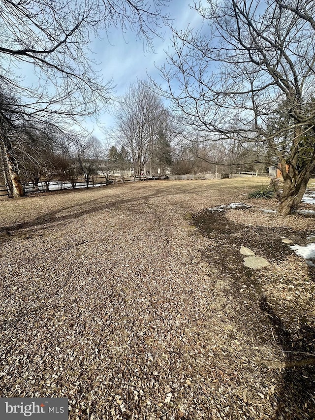 view of yard featuring a rural view