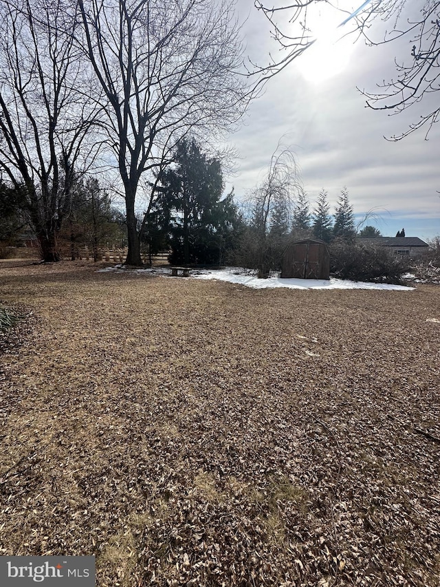 view of yard featuring a water view