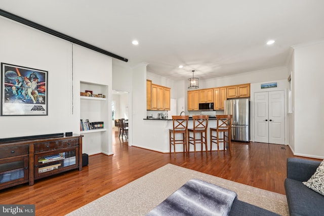 living room with dark wood-style floors, recessed lighting, ornamental molding, and baseboards