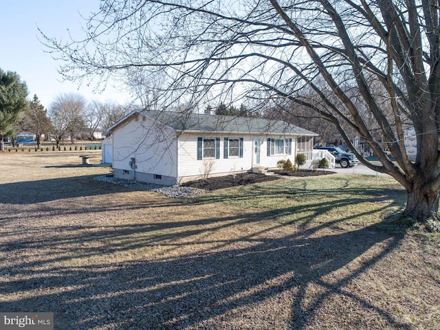 view of front facade featuring a front yard