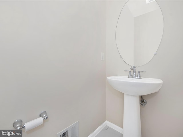 bathroom with visible vents and baseboards