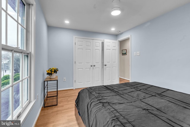 bedroom featuring light wood-style floors, baseboards, a closet, and recessed lighting