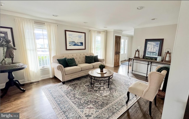 living room with recessed lighting, crown molding, baseboards, and wood finished floors